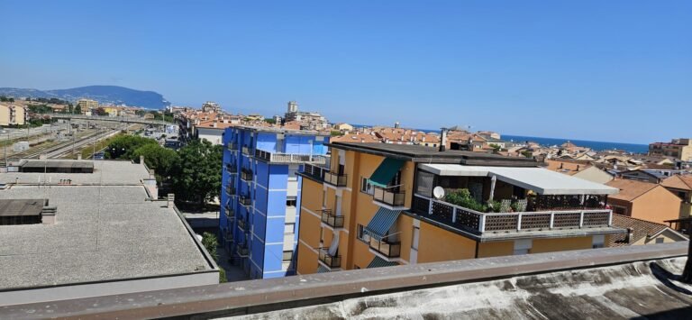 Porto Recanati vista dall'alto, con il Conero sullo sfondo